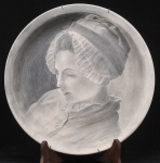 Medalhão de ceramica pintado à mão, retratando belissima camponesa no padrão grisaille. 32 cm diam