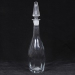 Belíssima licoreira em grosso vidro facetado estilo Harcourt, tampa original com formato diamante.  Diam 10cm   Alt 42cm