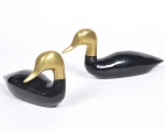 Lago dos Cisnes - belíssimo casal de cisnes negros em resina e bronze. Um com pescoço colado e pequena perda na altura do encaixe c/ a cabeça. Alt 12cm Larg 7cm Comp 21cm