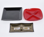Mesa com estilo - lote composto por três petisqueiras sendo uma em vidro negro com pintura dourada, um em acrílico vermelho e outro em vidro negro.  Larg 15cm Comp 28cm / Larg 25cm Comp 25cm / Alt 26cm  Comp 26cm
