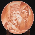 Laerpe Motta - "Cupido Egoista"  - reprodução da obra em prato de faiança, assinado Ma Thereza.  Diam 24cm