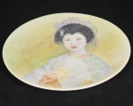 Medalhão em faiança policromada com pintura representando Cho-Cho, gueixa retratada na ópera Madame Butterfly. Assinado e datado - Ma Thereza 87 - Diam 39cm