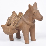 ARTE POPULAR - Burrico com bruacas, graciosa escultura em barro cozido. Alt 17 Larg 14  Comp 18cm
