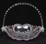 Belíssima floreira, formato de cesta em vidro moldado  decorado com rosas e borda jateada, alça em acrílico.  Diam 18cm   Alt 18cm