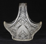 Linda e delicada floreira em cristal, inteiramente lapidada. Tchecoslováquia c.1900 - Alt 24cm  Comp 25cm Larg 18cm