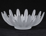 Delicada floreira em vidro satinê, formato de flor.  Diam 23cm   Alt 9cm