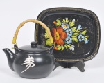 Lote composto por bule para chá em louça negra decorado com ideograma e alça em bambu, bandeja em metal com decoração floral. Alt 18cm   Larg 11cm  Comp 16cm