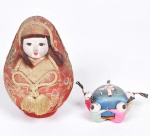 Kokeshi - lote composto por uma boneca feitas em pano com rosto em papel marchê e peso de mesa feito em tecido com representação dos cinco sentidos e ao centro o éter. Japão  Diam 10cm  Alt 15cm  / Diam 7cm  Alt 4cm