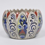 Bowl / Floreira - ricamente decorado com flores e arabescos, porcelana Luis Salvador, pintada à mão e assinado Ma. Thereza - Diam 21cm  Alt 16cm