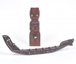 Maori - lote composto por duas reproduções da tribo Maori sendo um Teko Teko - totem em madeira com olhos em madrepérola, usados pela tribo para proteção e harmonia -  Alt 22cm / E uma canoa de guerra em madeira esculpida com incrustações em madrepérola com remos Alt 11cm  Larg 4cm  Comp 39cm  - Nova Zelândia