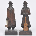 Gaúcho da fronteiro - par de esculturas em madeira esculpida representando personagens típicos dos pampas. Alt 18cm