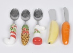Degustação - lote composto por duas pequenas espátulas com cabos  em formato de banana e cenoura e três colheres com decoração natalina. Comp 13cm