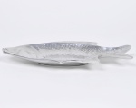 Curiosa travessa para aperitivos em formato de peixe, metal prateado. Larg 16cm  Comp 28cm