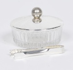 Porta comprimidos - elegante caixa para remédios em vidro moldado com tampa e pegador em metal prateado - perfeita para não contaminar os comprimidos com às mãos.  Diam 5,5cm  Alt 4cm