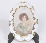 Saboneteira em porcelana Schmidt, pintada à mão com figura de menina ao centro e borda com margaridas douradas. Assinada e datada Ma Thereza 78 -  Alt 14cm  Larg 10cm