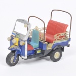 Tuk Tuk Yuasa - réplica miniatura de taxi tradicional na Tailândia. Alt 8.5  Larg 5.5cm Comp 13cm