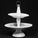 Antigo centro de mesa em porcelana Saler, marcado ao fundo,  em dois estágios com pega em bronze e decoração floral com bordas filetadas à ouro (policromia).  Alt 32 cm Diam 25cm