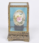Peedan - curiosa caixa vitrine com "ovo milenar", policromado com flores e beija flor - referencia a prato milenar da cultura chinesa. Alt 13cm Larg 8cm Comp 8cm