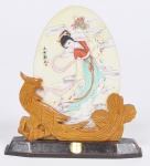 Belíssimo painel miniatura em pedra com representação da Deusa Kuan Yin, base em madeira com ave do paraíso esculpida. China -   Alt 15cm  Larg  4cm   Comp  13cm