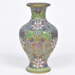 Cloisonné - delicado solifleur com suntuosa decoração floral.  Diam 11cm Alt 18cm