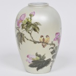 Belíssimo vaso pintado à mão com cena de casal de pássaros pousados na roseira. Assinado Ma Thereza - Diam 12cm Alt 20cm