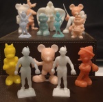 Colecionismo - Lote contendo  14 personagens da Disney, em plástico duro colorido. med entre 4 e 5 cm