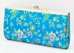 Carteira de metal prateado com tecido azul turquesa e florais. Sem uso. 18x9 cm