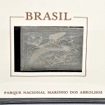 CASA DA MOEDA - Clube de Medalha do Brasil. Estojo contendo Selo oficial (AVE BENETIDO)  e metálico de prata (9 grs), alusivos ao PARQUE NACIONAL MARINHO DOS ABROLHOS.  O Envelope contem o carimbo comemorativo e do primeiro dia de circulação do selo, pela ECT, O QUE AUTENTICA A EMISSÃO, tanto do selo oficial como do selo metálico. Estojo original e certificado de autenticidade. Encontra-se em excelente estado de conservação