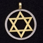 Pingente de ouro amarelo com estrela de 6 pontas circundada por 70 diamantes. PT 4.3 grs.   3,5 cm diam