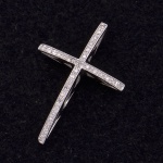 Pingente estilizado com representação de cruz,  em ouro branco com 30 diamantes.  Pt 3.3 grs.  3x2 cm