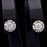 Par de brincos solitários de ouro branco, com 0.70 cts de diamantes lapidação completa.  Pt 2.9 grs