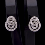 Vivara - Par de brincos de ouro branco, "infinito", com 70 diamantes. Pt 3.4 grs.   1,3 cm diam
