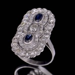 Anel de platina, designer Art Deco, com safiras e 1.50 cts de diamantes lapidação 8/8 e Brasil.  Pt 6.4 grs.  Aro 17