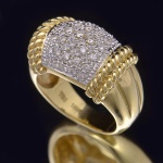 Anel "pave pesado", de ouro amarelo e branco com 0.35 cts de diamantes lapidação completa.  Contrastado. Pt 10.1 grs.  Aro 15