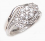 Belíssimo anel com base de fartos diamantes, aro de prata com banho de ouro branco. Contrastes 925 - 24 k / KDJ. Aro interno gravado Pure Love. Aro 20. Aproximadamente 7 diamamantes de 5 pts / 12 diamantes de 3 pts / 26 diamantes de 1 pts.  Peso total 6,4 grs