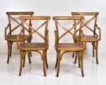Design de Michael Thonet - Conjunto de 4 cadeiras em carvalho americano, com elegantes envergaduras alinhadas a rusticidades dos assentos em rattan. Medida total 89x53 cm / Assento 47x42 cm.1 apresenta pequena falha no rattan.