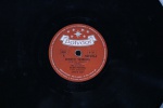 Disco 33 RPM (10") - Gilbert Roussel - L´Abeille Et De Papillon/ Musette viennoise - Marca: Polydor - possui riscos - necessita de limpeza - com pequeno lasco na ponta