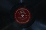 Disco 33 RPM (10") - Allan Jones - I dream of you/ I´ll walk alone - marca: Victor - necessita de limpeza e possui riscos