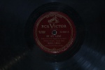 Disco 33 RPM (10'') - Mario Danza - be my love/ I'll never love you - Marca: Victor - possui riscos - necessita de limpeza