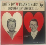 Disco em goma - laca 33 1/3 RPM - 10" - Doris Day e Frank Sinatra - Corações enamorados - possui riscos e necessita de limpeza