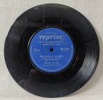Compactor 7" 33 1/3 RPM - Frank Sinatra - Strangers in the night - 1966 - possui riscos e necessita de limpeza