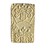 Japão, 2 Bu (Ni Bu), 1856-60. Ouro (~22%). C# 21d; Hartill 8.32a. 3.00g. Meiji nibu, Edo mint. Em 1868, o Shogunato foi derrubado e o novo governo assumiu o controle de Kinza, dando-lhes a capacidade de cunhar moedas. Porém, não foi possível mudar imediatamente o sistema monetário, então continuaram provisoriamente (até 1869) cunhando algumas denominações incluindo o nibu (as outras eram as em prata Meiji ichibu e Meiji isshu - nenhuma outra moeda de ouro foi cunhada). O novo governo não se importou se as moedas eram de boa qualidade ou confiáveis; só precisavam manter a economia funcionando até que pudessem criar um novo sistema. Como resultado, a qualidade da cunhagem foi prejudicada (fonte: www.rectanglecoins.com). Sob/FC. Estimado R$ 700,00 - 900,00
