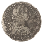 México, 8 Reales, 1782FF. Prata. KM# 106.2. Carlos III. NGC Shipwreck Certification graduado como Genuine. Recuperada do naufrágio do `El Cazador`. No início de 1784, o El Cazador zarpou de Veracruz para Nova Orleans. A economia da então colônia espanhola da Louisiana estava num estado tão ruim que os colonos estavam à beira da revolução. A moeda forte era desesperadamente necessária, e o El Cazador, carregado com moedas de prata espanholas cunhadas na casa da moeda da Cidade do México, foi enviado para resolver a situação. O navio nunca chegou, e as tentativas espanholas de localizar e recuperar o tesouro falharam e, em junho de 1784, o navio foi oficialmente declarado como perdido no mar.<br><br>Seriam mais de dois séculos até que o tesouro fosse localizado. Em agosto de 1993, o barco pesqueiro Mistake lançou suas redes no Golfo do México. Quando as redes foram jogadas no convés, a tripulação ficou chocada ao descobrir que haviam içado moedas de prata. Estimado R$ 1000,00 - 1200,00