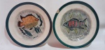 Pratos de coleção em cerâmica Prado com pintura angus  e ferradurinha Medida  25 cm de diâmetro. Um dos pratos com bicado.