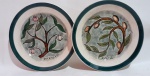 Pratos de coleção em cerâmica Prado com pintura Pitanga   e Ameixa . Medida  20 cm de diâmetro cada.