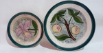 Pratos de coleção em cerâmica Prado com pintura Orquídea  e Abricó . Medidas  16 x cm de diâmetro  e  20 x 20 cm.Um dos pratos com pequeno bicado.
