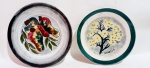 Pratos de coleção em cerâmica Prado com pintura Mimosa Medidas: 16 cm de diâmetro e 18 cm  de diâmetro