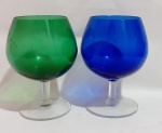 Duas taças Azul e verde com base transparente. Medidas:  13 cm de altura cada.