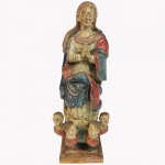 Bela escultura em madeira entalhada e policromada representando Nossa Senhora da Conceição. Brasil, Minas Gerais, Séc. XVIII. 27,5 cm de altura.