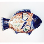 Grande e bela travessa em porcelana policromada Imari representando peixe. Japão, Meiji, Séc. XIX. 35 x 24 cm. (Devido a fragilidade desse lote, seu envio só será realizado através de transportadora especializada).